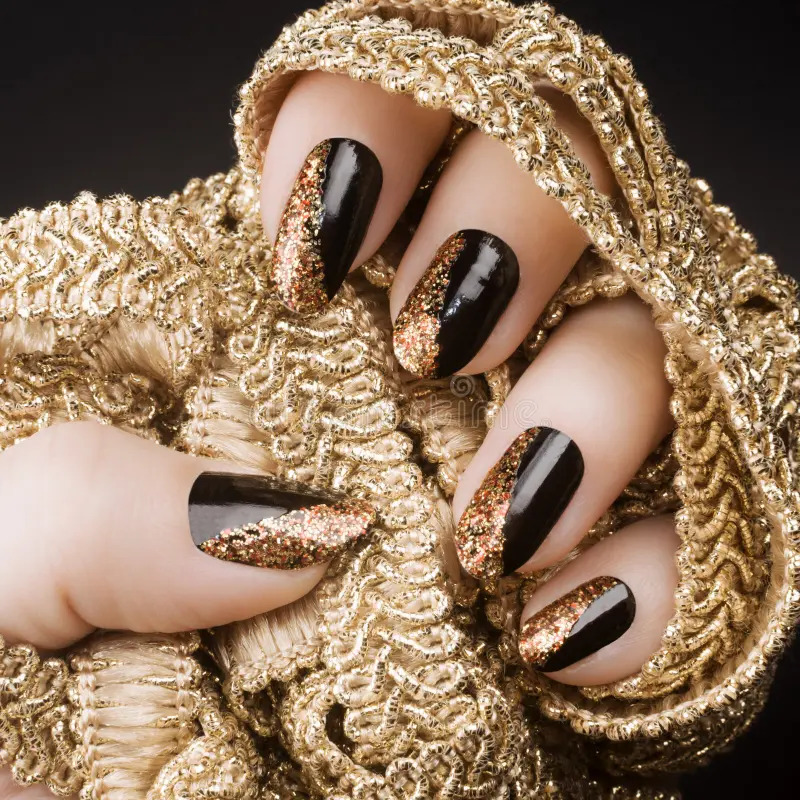 Nail art doré pour occasion spéciale