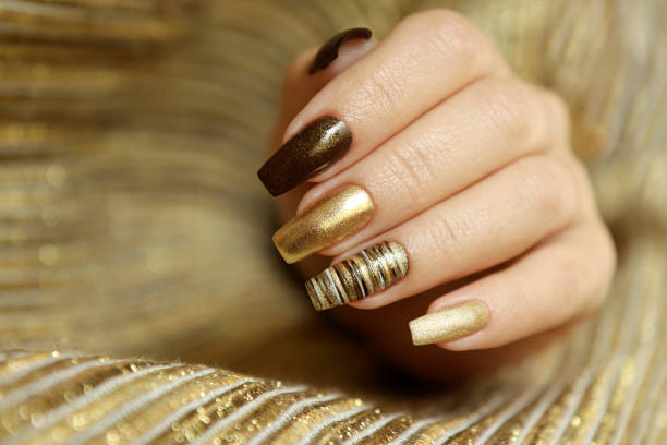 Nail art graphique doré