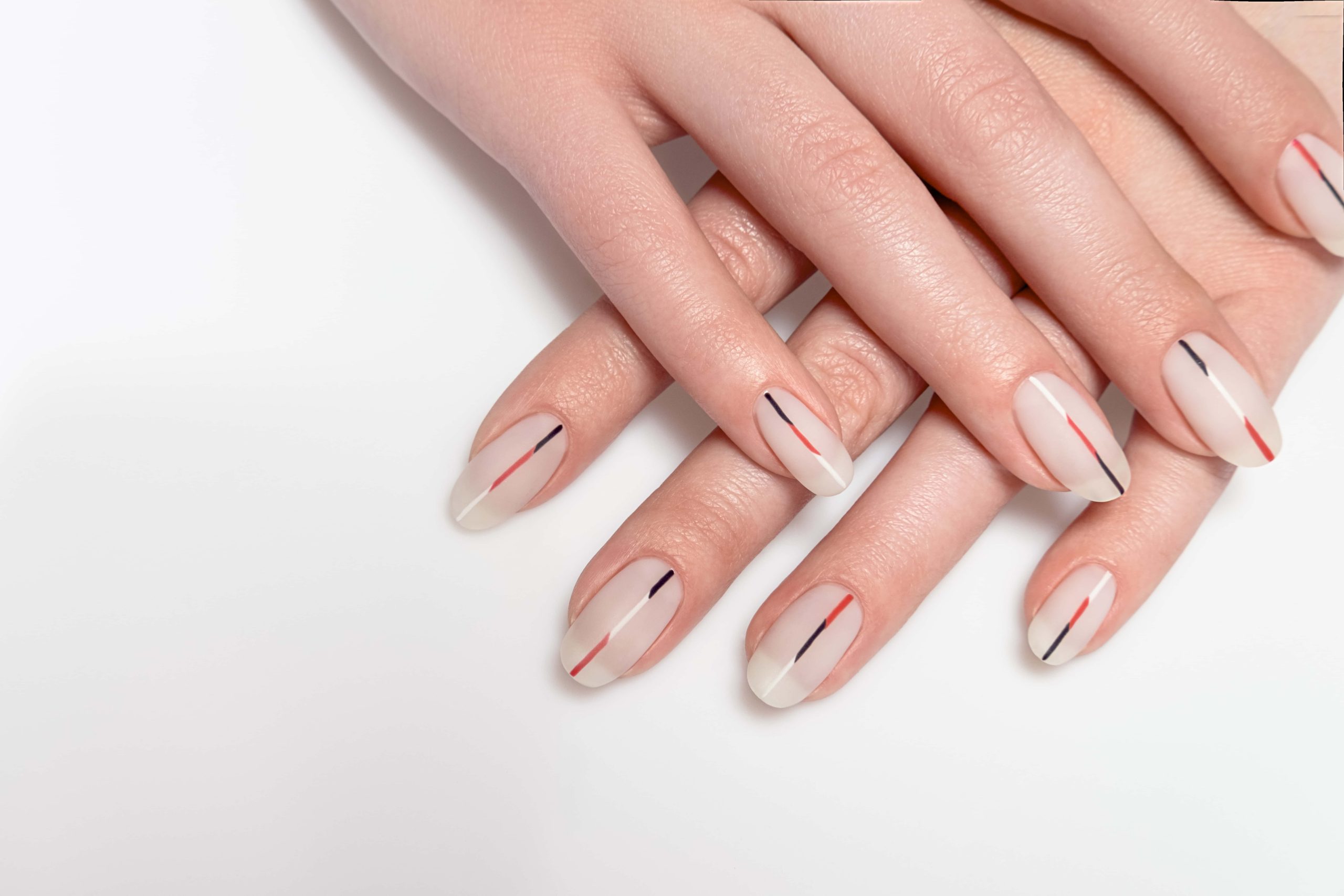 Nail art minimaliste lignes fines